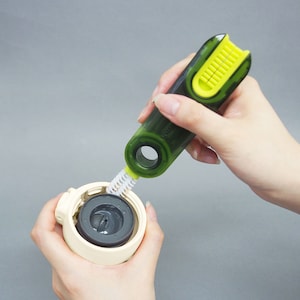 3、ねじり加工のすき間ブラシで、汚れをかきだします