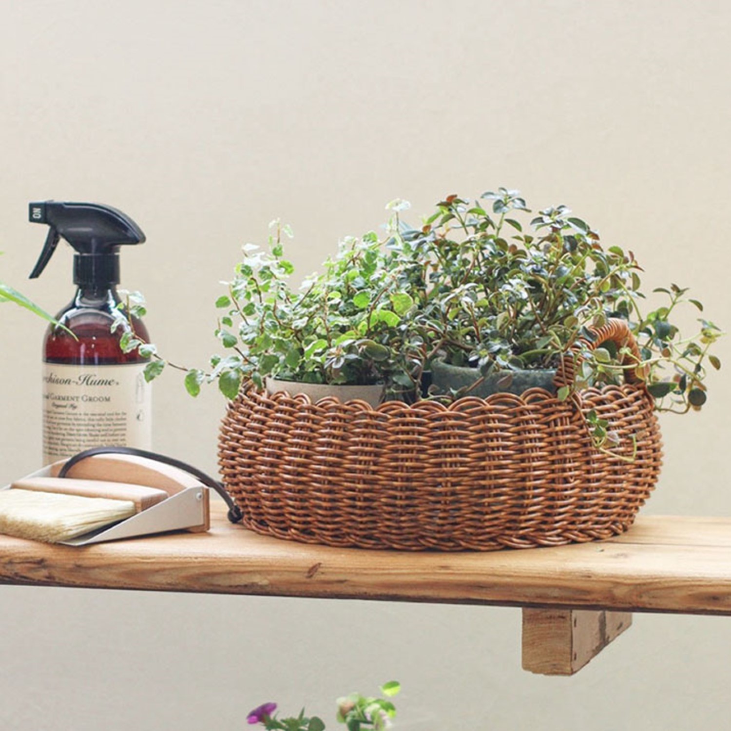 【ユティル/UTILE】天然素材のようなラタン調 手編みの持ち手付き円形バスケット