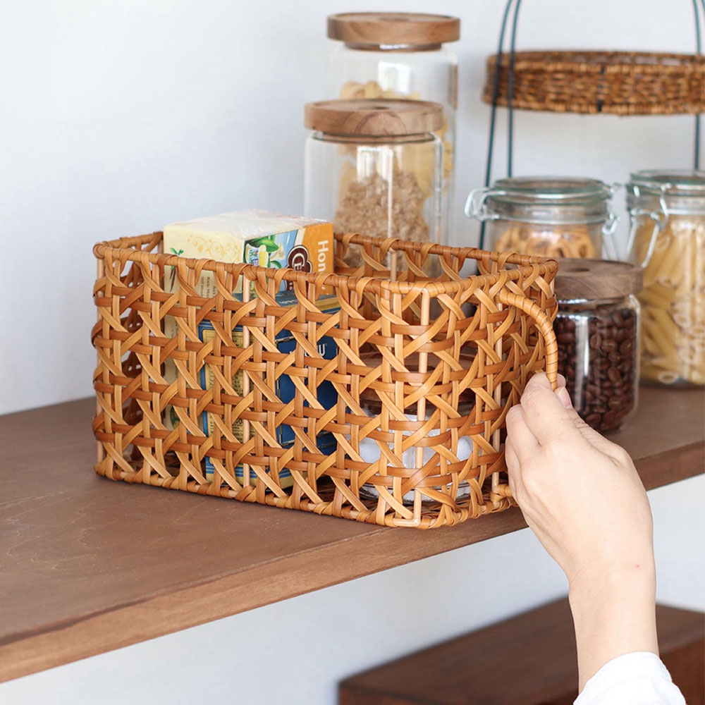 【ユティル/UTILE】まるで天然素材のような八つ目編みの吊戸棚バスケット 【水に強い樹脂製】