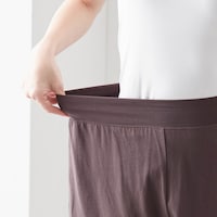 やわらかい薄いゴムを挟み込んだ身生地二重仕様でやさしくフィット