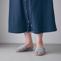 裾についているスナップボタンを留めればロンパース風に