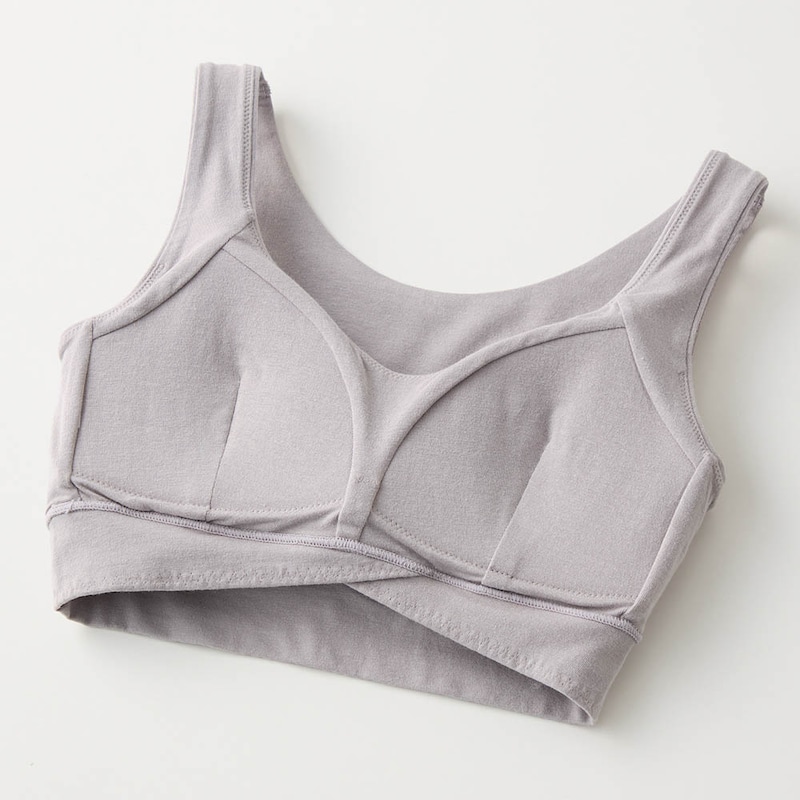 下垂やバスト流れが気になる大人女性の悩みをカバーする三角カップ仕様