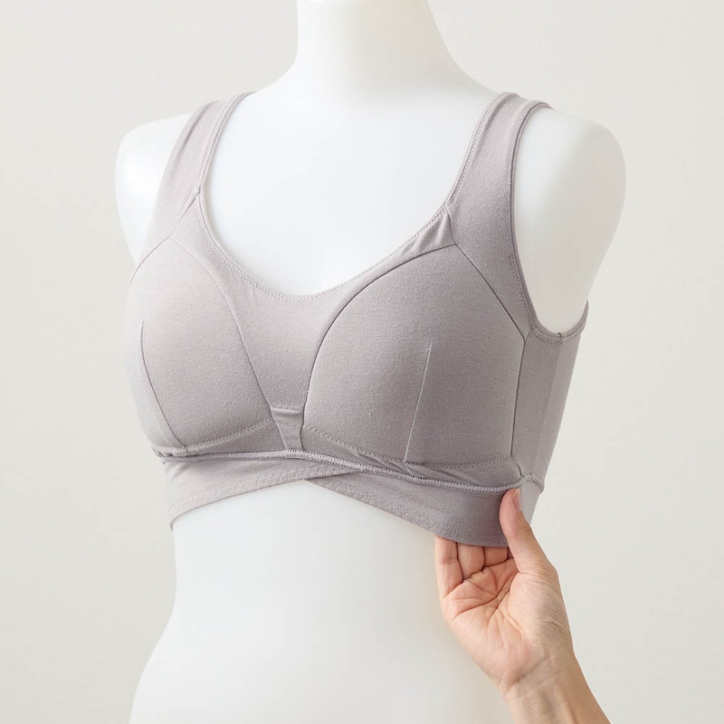 アンダーベルトはみぞおちへのしめつけを軽減しながら動きにフィットする前側クロス構造