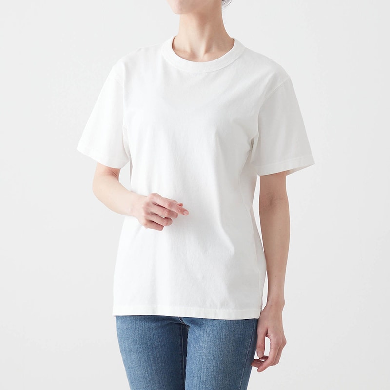 つるんとしたモールドカップに、ダーツレスでトップスにひびきにくい