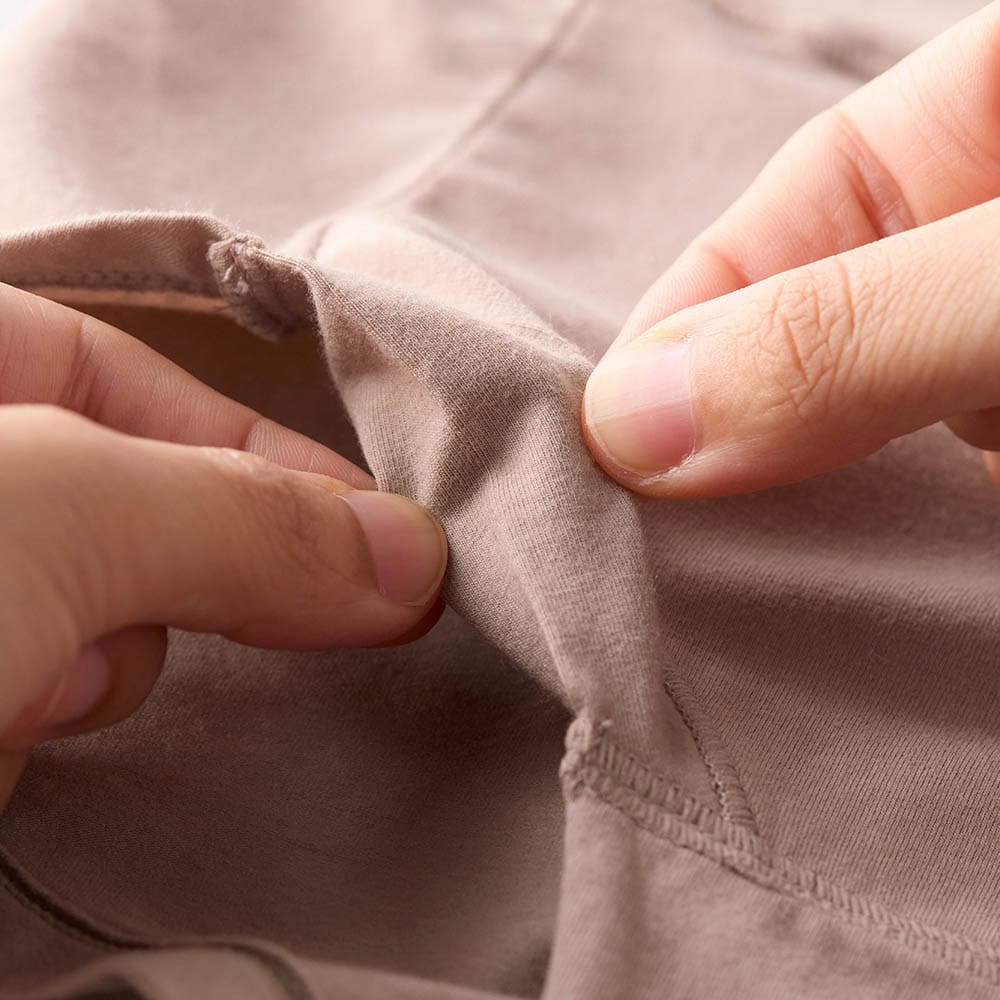 ウエストと脚口はゴム不使用でくい込みにくく、ボトムにもひびきにくい
