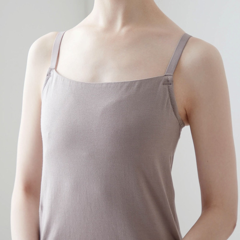 縫製が見えないフラット仕様だから、どんな洋服にも合わせやすい