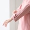 袖口は折り返しやすいスリット入りで家事をするときにも便利
