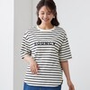 ―デザイン・スタイリング―・落ち着いた色使いでコーデもしやすいロゴTシャツ・袖丈長めで二の腕をカバー・ボディラインを拾いにくい長めの丈・ラウンドした裾もこなれて見えるポイント―素材―・やや厚めの天竺素