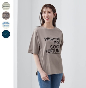 ―デザイン・スタイリング―・落ち着いた色使いでコーデもしやすいロゴTシャツ・袖丈長めで二の腕をカバー・ボディラインを拾いにくい長めの丈・ラウンドした裾もこなれて見えるポイント―素材―・やや厚めの天竺素