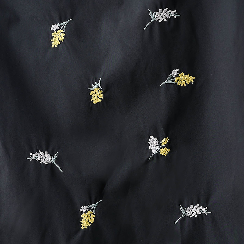 愛らしいミモザの刺繍がポイント