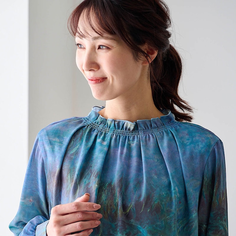 首元のギャザーによって、女性らしいやわらかなシルエットに