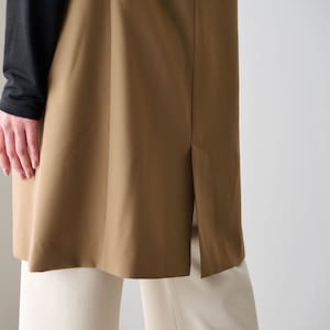 後ろ裾スリットで抜け感をプラス