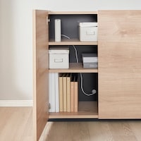 コード穴付きなので、ルーターなども収納可能。書類や小物と一緒に片づけて、リビングをすっきり見せます