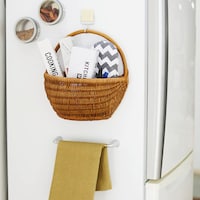 キッチンで生活感が出がちなラップなどをおしゃれに収納