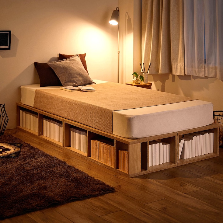 ずらっと本が並ぶベッドになるマルチユニット