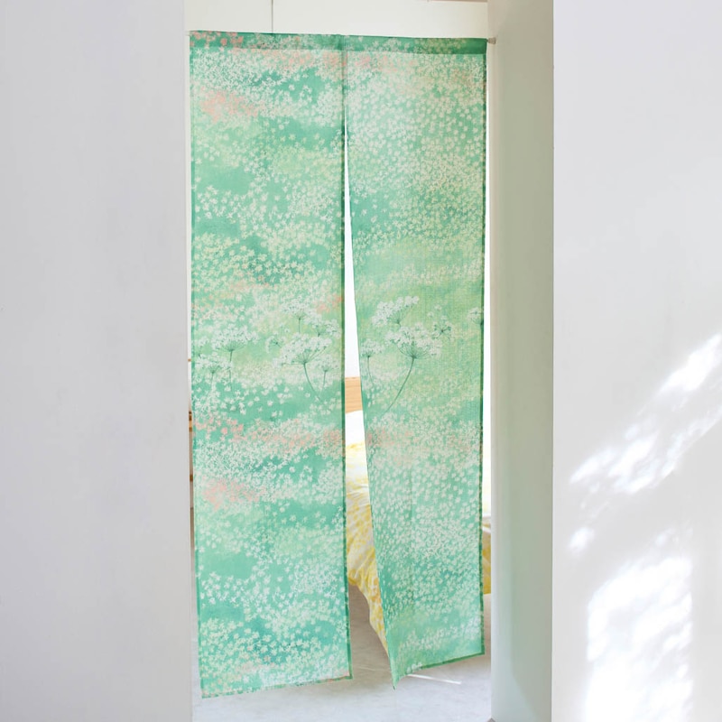 シャクの咲く野原（グリーン系）／約85×180cm