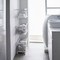 壁沿いにも置きやすい薄型。コーナーが開けたデザインで、縦置き・横置きどちらでも取り出しやすい／3段