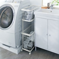 ワイドなので、隙間の奥行まで有効活用。ワゴンにはキャスター付きで掃除もらくらく／2段