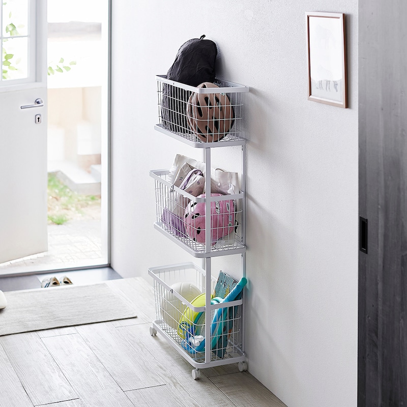 薄型で狭い玄関にも設置しやすく、室内に汚れを持ち込ませない。網目から砂など汚れが抜けて掃除も楽／3段