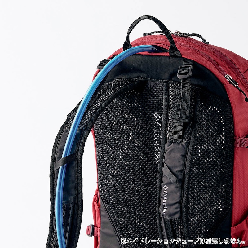 内部にパックを収納しチューブは上部のホールを経由することで歩きながら給水が可能 