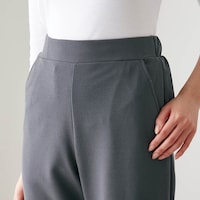 ウエストは総ゴム仕様でフロントはスッキリ見えなのも嬉しい