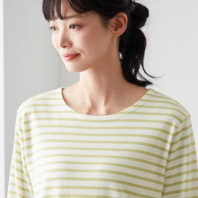 ボートネックで胸もとが見えづらいのが嬉しい