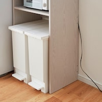側板が天板より奥行きが浅いので、隙間からコードを逃がすことが可能