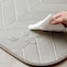 汚れが気になるときは拭き取ってお手入れができる素材です。