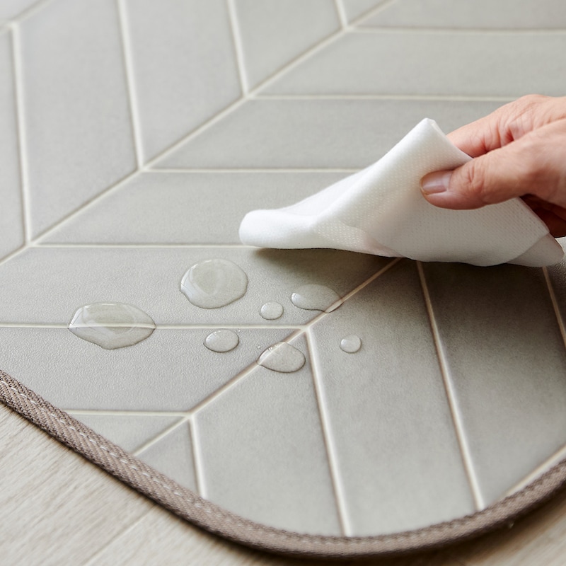 汚れが気になるときは拭き取ってお手入れができる素材です。