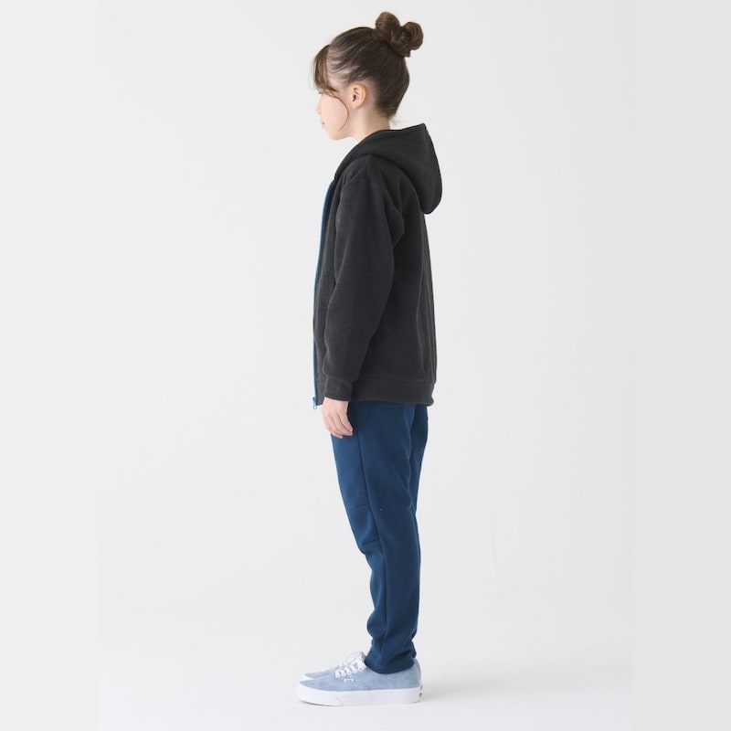 ブラック／モデル身長143cm・140サイズ着用