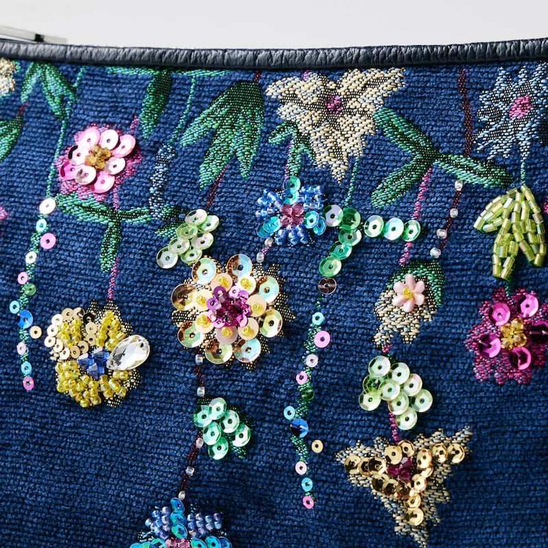 繊細な刺繍のビーズやスパンコールがきらめいて華やか