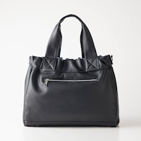 背面は便利なポケット付き