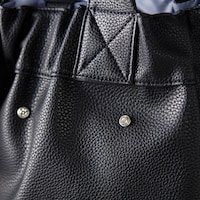 シボ調で本革のような高見えを叶えつつ、軽やかな持ち心地が嬉しい軽量合皮を使用