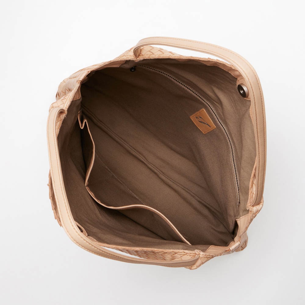 A4サイズが入る上、小分けに収納できる内ポケット付き