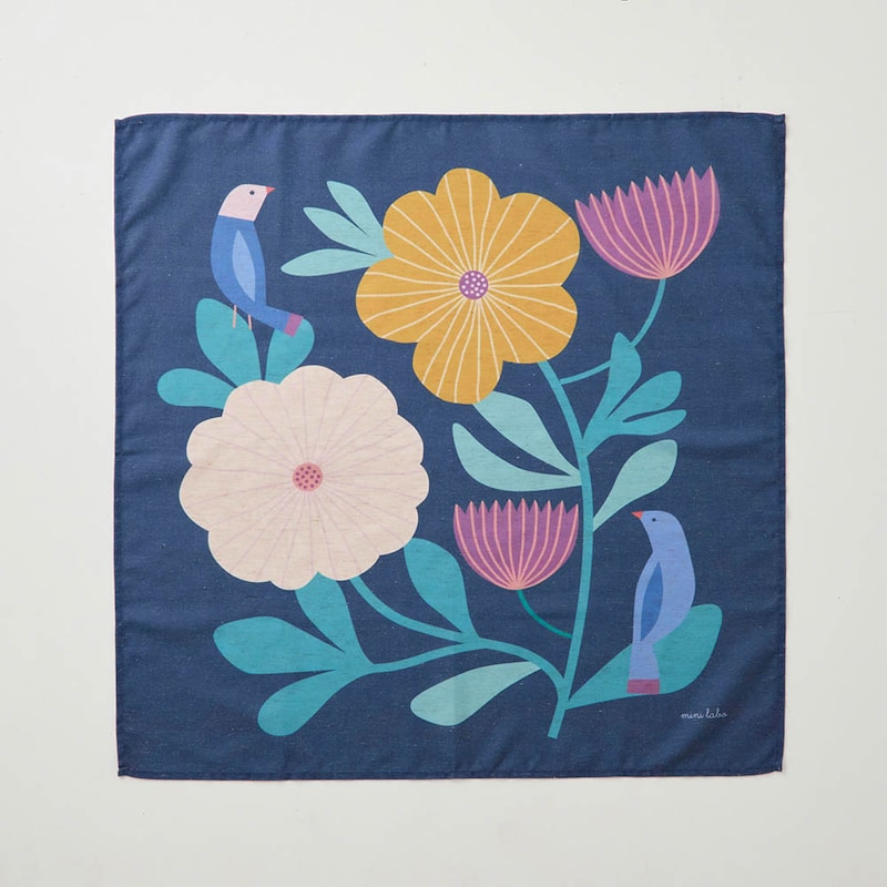 小枝でひとやすみする小鳥