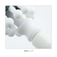 押し上げて開く手動開閉式で、指を挟みにくい安全設計