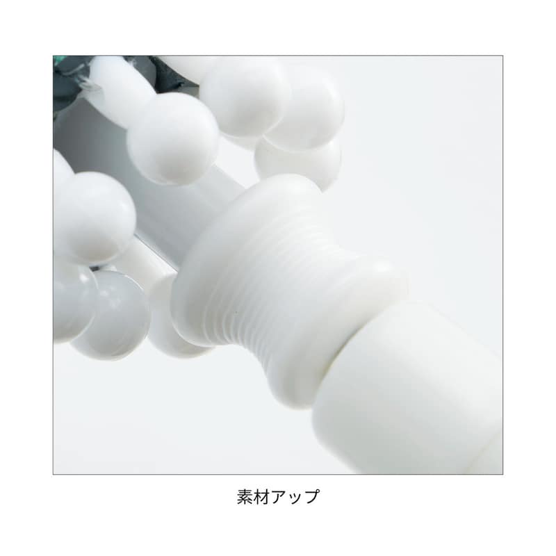 押し上げて開く手動開閉式で、指を挟みにくい安全設計