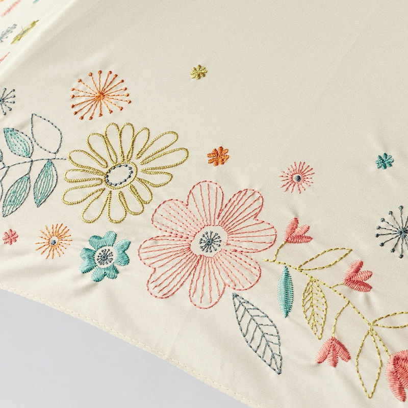 柄アップ　アイボリー（刺繍のようなお花畑）