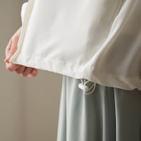 裾のコードを絞れば丸いシルエットに