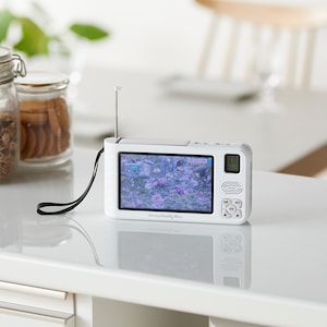 状況に合わせて使える4WAY充電1.ソーラー充電2.充電池3.乾電池(別売の単3アルカリ乾電池・3本) 手に入りやすい単3形ですぐに使え、長期間電源を確保できない環境でも役立ちます。4.手回し 本体ハ