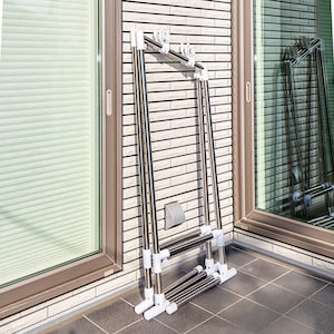 脚を回転させればスリムな形状になるので、場所を取らずコンパクトに収納できます