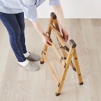 開くとき1、つなぎ材と天板を両手で持ち上げ、左右に開いてください