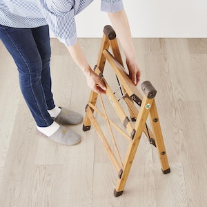 開くとき1、つなぎ材と天板を両手で持ち上げ、左右に開いてください