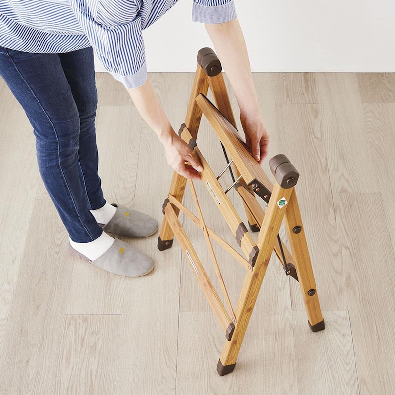 開くとき1、つなぎ材と天板を両手で持ち上げ、左右に開いてください