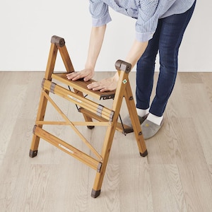 開くとき2、天板を上から押さえ、開き止めスリットを確実にかけ天板を水平にしてください