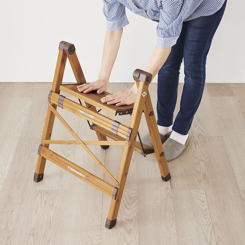 開くとき2、天板を上から押さえ、開き止めスリットを確実にかけ天板を水平にしてください