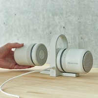 充電スタンドに貼り付けると、自動で充電が始まります