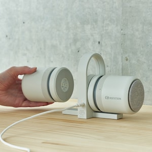 充電スタンドに貼り付けると、自動で充電が始まります