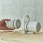 充電スタンドに貼り付けると、自動で充電が始まります