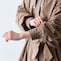 袖口後ろはゴム仕様でたくし上げもラク
